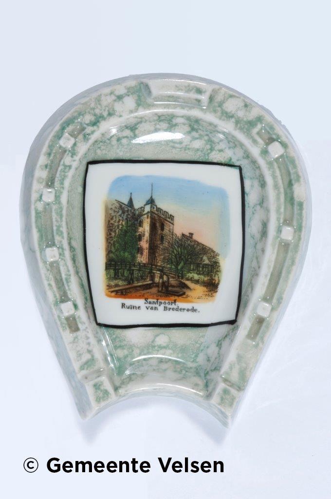 Foto van Sav. 37: Souveniraardewerk asbak hoefijzer