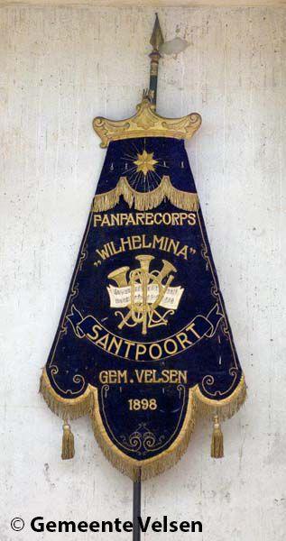 Foto van Vaandel van het Fanfarecorps Wilhelmina te Santpoort