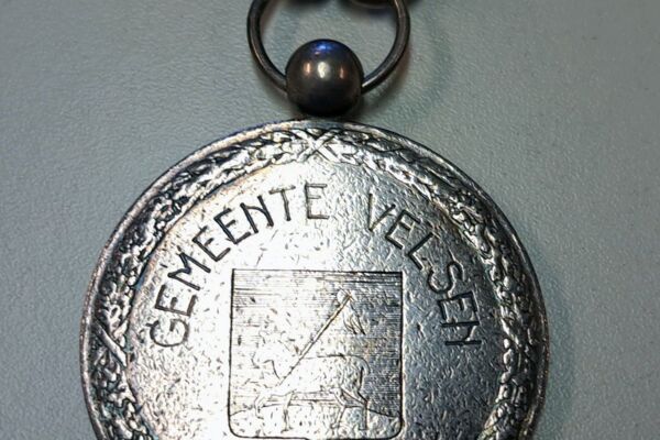 20230330_135934.Div_5.oude_ambtsketen_burgemeester_Velsen.achter.jpg 20230330_135934.Div_5.oude_ambtsketen_burgemeester_Velsen.achter.jpg